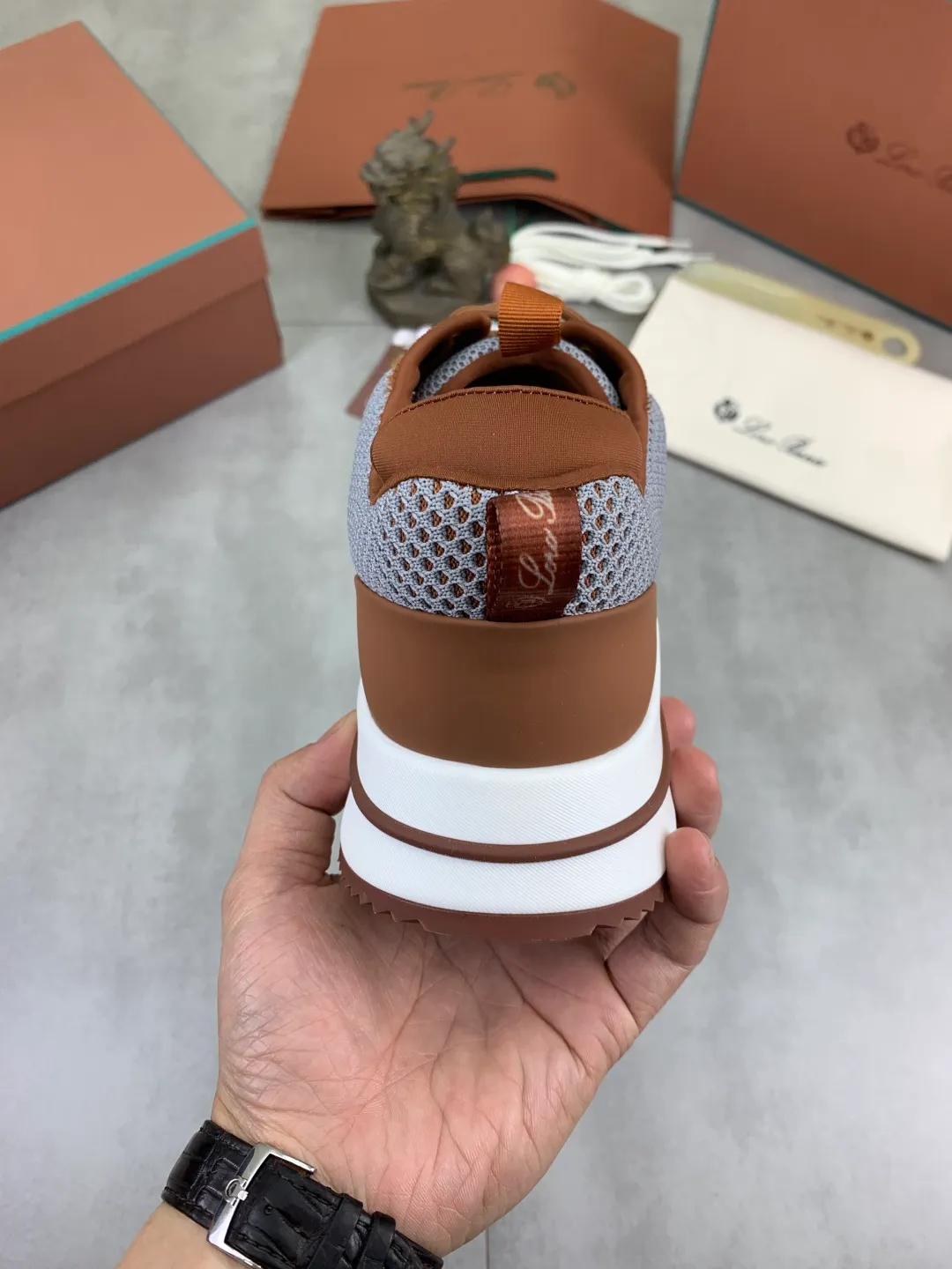 Men's men's shoes 💰P542 New style 💰High quality The latest casual shoes Loro Piana 💯Top grade💯Buy the original copy💯 Founded the existing Loro Piana company on April 24, 1924. The family has been operating for the sixth generation, providing top quality products to customers who are discerning in taste and quality. Imported original fly woven fabrics with cowhide fabric, plain calfskin lining, hand-stitched threads with cowhide feet, original packaging, high-end outsole, size: 38-46, multiple colors available, complete package